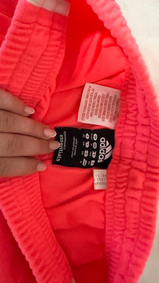 Pantalón Adidas Naranja con Rayas Blancas.