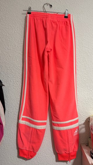 Pantalón Adidas Naranja con Rayas Blancas.