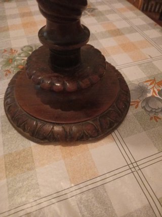Pie de lámpara de madera tallada