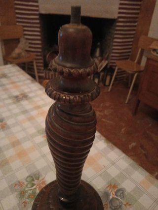 Pie de lámpara de madera tallada