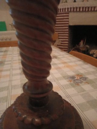Pie de lámpara de madera tallada