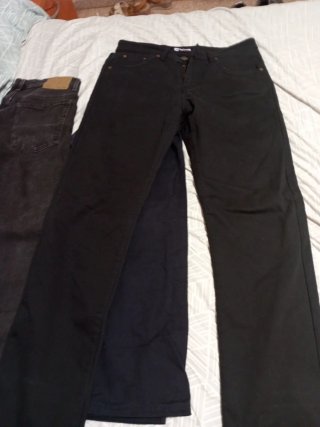 Pantalones vaqueros y negros de hombre
