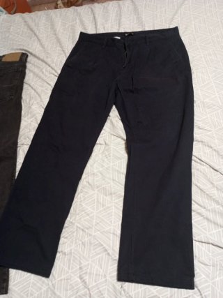 Pantalones vaqueros y negros de hombre