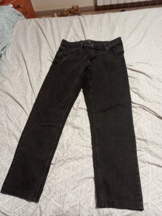 Pantalones vaqueros y negros de hombre