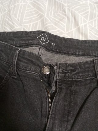 Pantalones vaqueros y negros de hombre