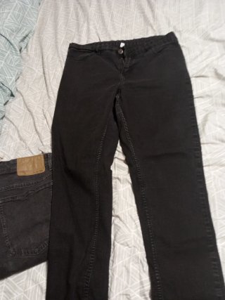 Pantalones vaqueros y negros de hombre