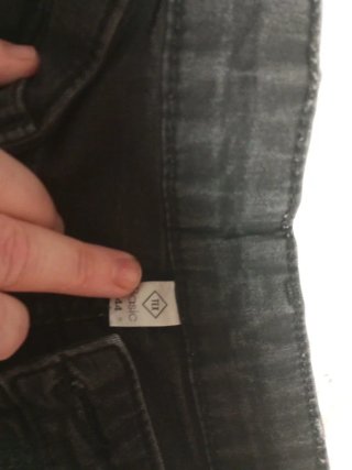 Pantalones vaqueros y negros de hombre