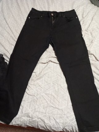 Pantalones vaqueros y negros de hombre