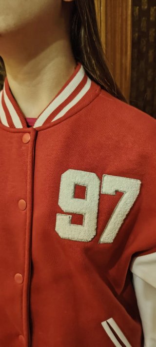 Bomber jacket rossa e bianca con numero 97