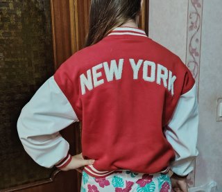 Bomber jacket rossa e bianca con numero 97
