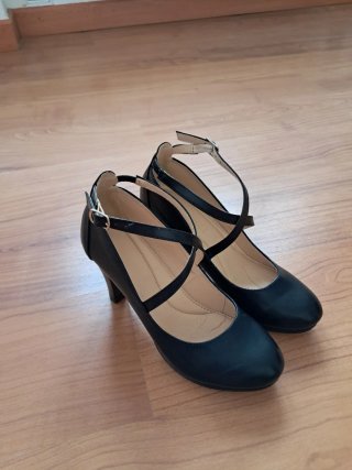 Zapatos de tacón negros con tiras