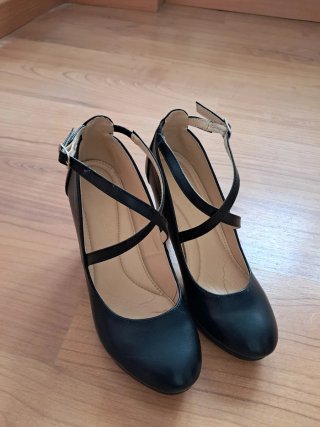 Zapatos de tacón negros con tiras