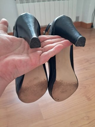 Zapatos de tacón negros con tiras