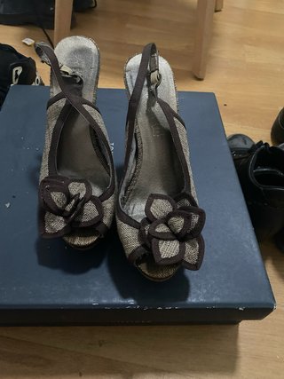 Zapatos de tacón beige y marrón con flor