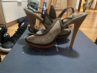 Zapatos de tacón beige y marrón con flor