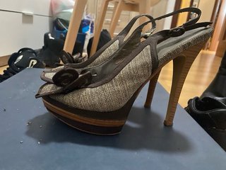 Zapatos de tacón beige y marrón con flor