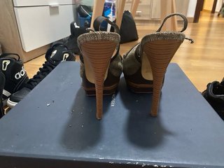 Zapatos de tacón beige y marrón con flor