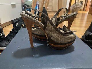 Zapatos de tacón beige y marrón con flor