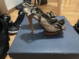 Zapatos de tacón beige y marrón con flor
