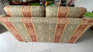 Sofá de 2 plazas con estampado floral