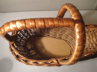 Porta botellas de mimbre.