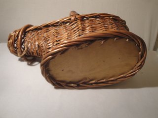 Porta botellas de mimbre.