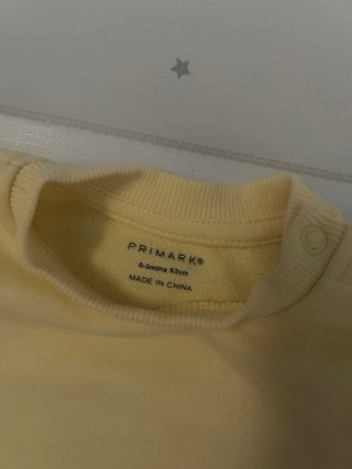 Sudadera bebé amarilla con volantes