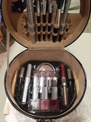 Neceser negro con maquillaje
