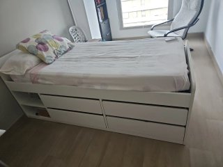 Cama IKEA con cajones y estantes