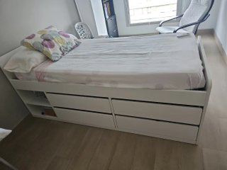 Cama IKEA con cajones y estantes