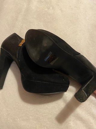 Botines negros con cremallera dorada