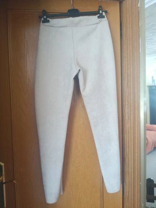 Pantalón beige con cinturón