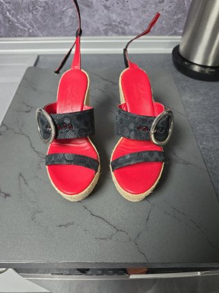 Sandalias de cuña rojas y negras