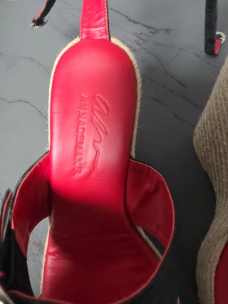 Sandalias de cuña rojas y negras