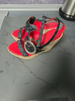 Sandalias de cuña rojas y negras