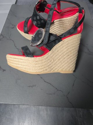 Sandalias de cuña rojas y negras