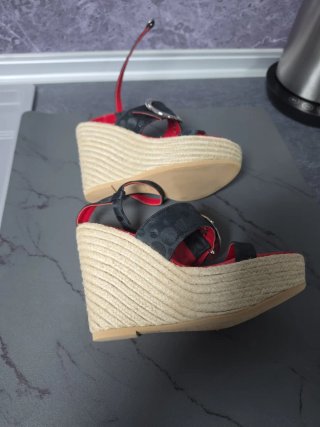 Sandalias de cuña rojas y negras