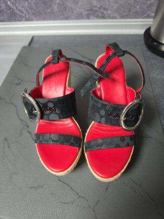 Sandalias de cuña rojas y negras