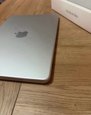 MacBook Neo Plata  256 gb 8 de ram con cargador