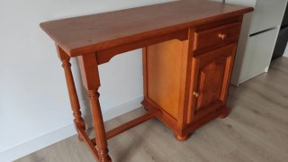 Escritorio de madera con cajón y armario