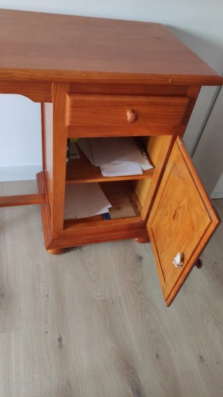 Escritorio de madera con cajón y armario