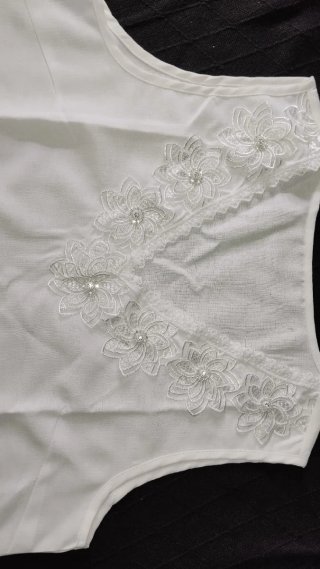 Blusa blanca con flores bordadas