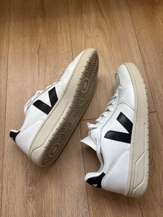 Zapatillas Veja Blancas y Negras