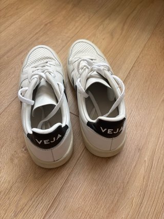 Zapatillas Veja Blancas y Negras