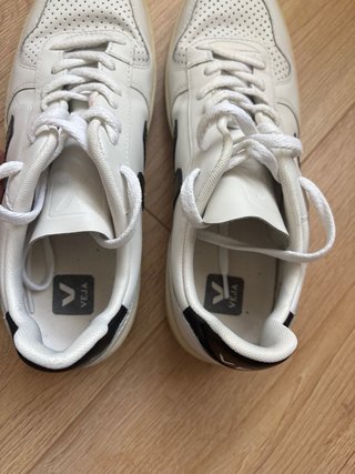 Zapatillas Veja Blancas y Negras