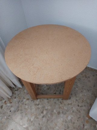 Mesa camilla con tapete en algodón blanco roto .