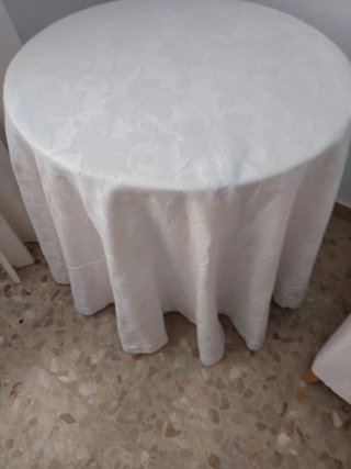 Mesa camilla con tapete en algodón blanco roto .