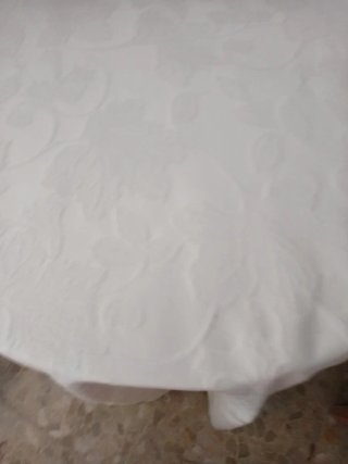 Mesa camilla con tapete en algodón blanco roto .