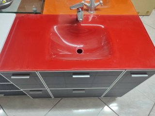 Mueble de baño moderno rojo y negro