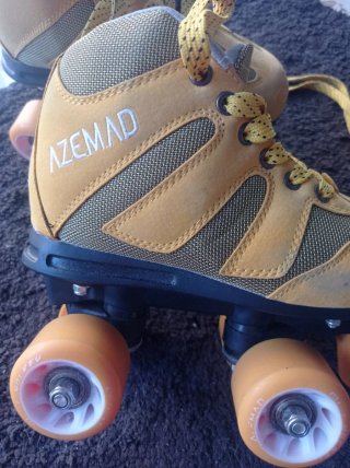 Patines 4 ruedas amarillos talla 32.